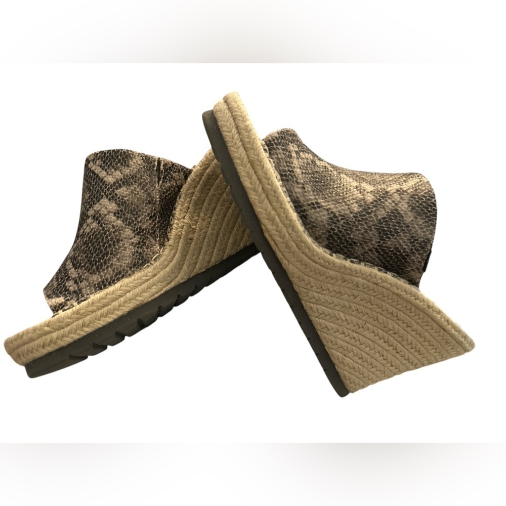 Toms Womens size 9 M Faux Leather snake print wedges mules